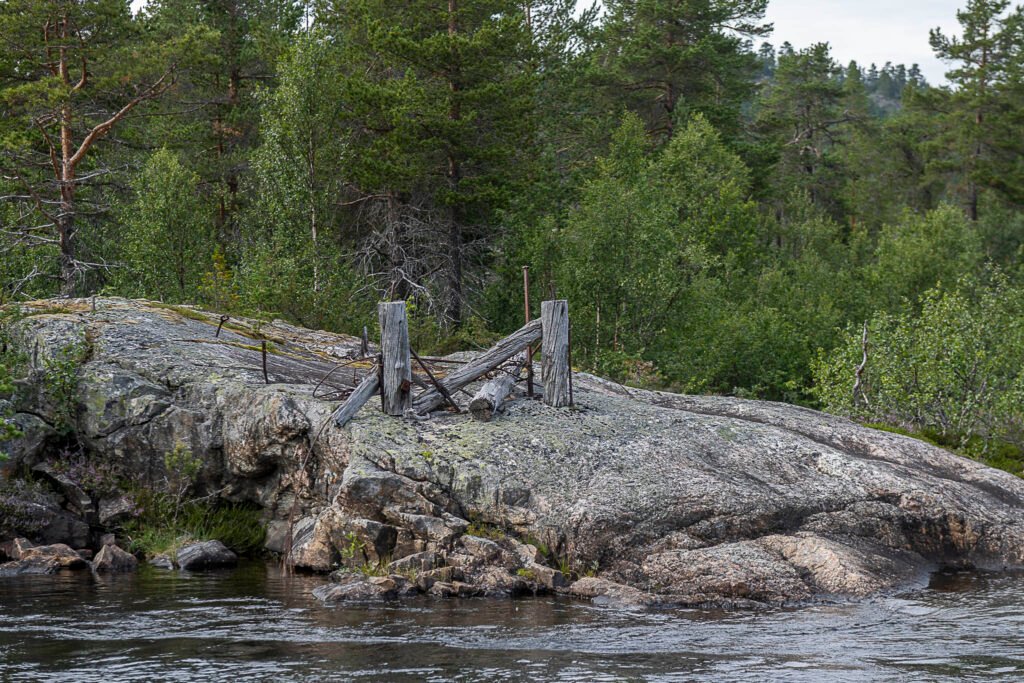 Restar av brukonstruksjoen på vestsida av elva. Foto