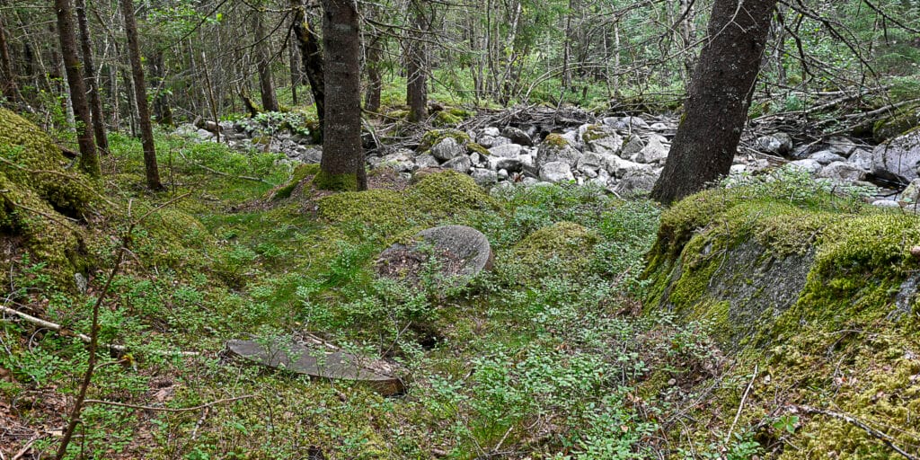 To kvernsteinar like nedanfor "tuft 3". Foto.