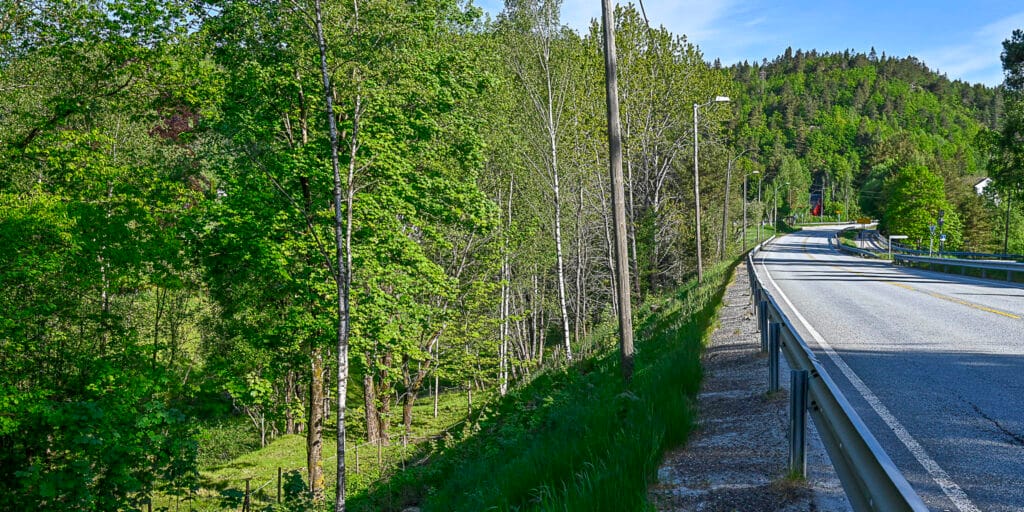 Saldalskleiva med Riksveg 9 til høgre 18. mai 2025. Foto.