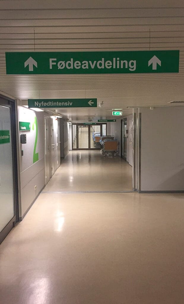 Sjukehusgangen med fødeavdelinga. Foto.