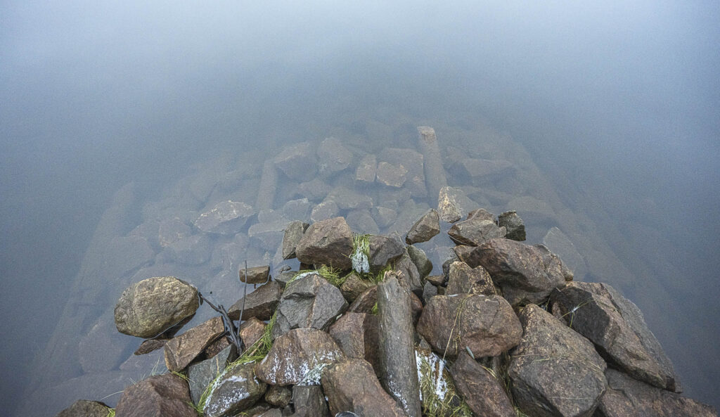 Ytterste delen av brygga under vatn . Foto.