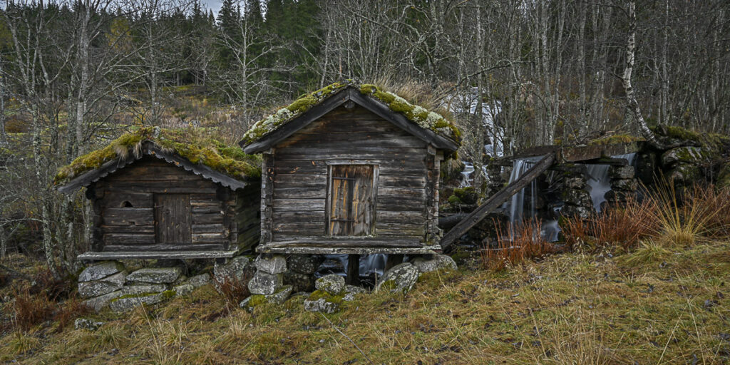 To gamle kvernhus langs Gryte 26. oktober 2025. Foto