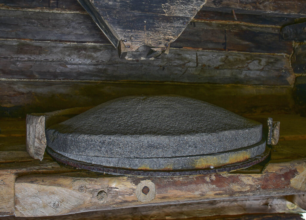 Kvernsteinane i ei kvern i Veiåne på Lunden i Valle. Foto