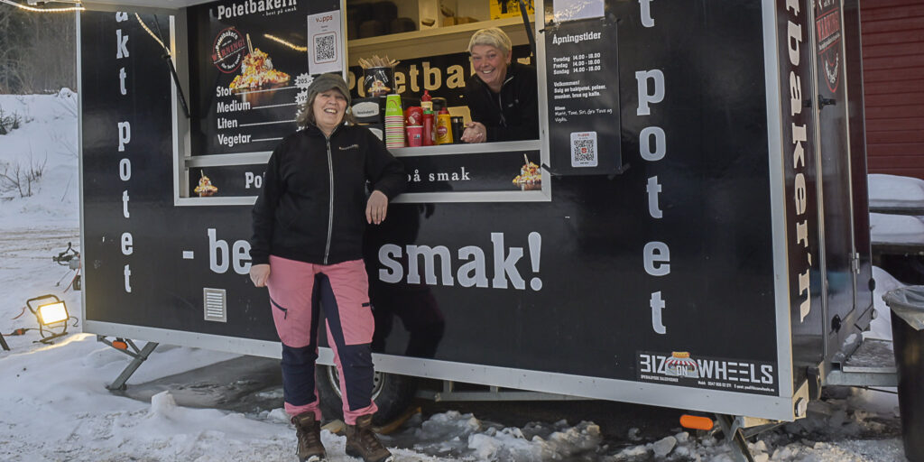 Vigdis Beisland og Gro Tove Frafjord Sandnes, to av venninnene bak matvogna, på Ose torsdag 5. februar 2026. Foto.