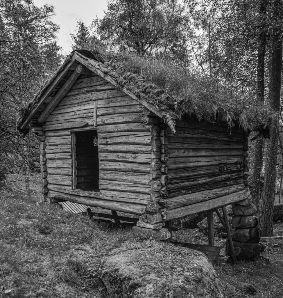 Kvernhuset sett frå framsida. Foto.
