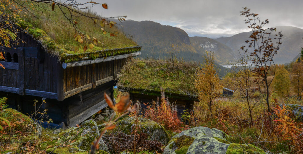 Kvernhuset er plassert like ved sida av Ryningsloftet. Mektig utsyn mot Bykil. Foto.