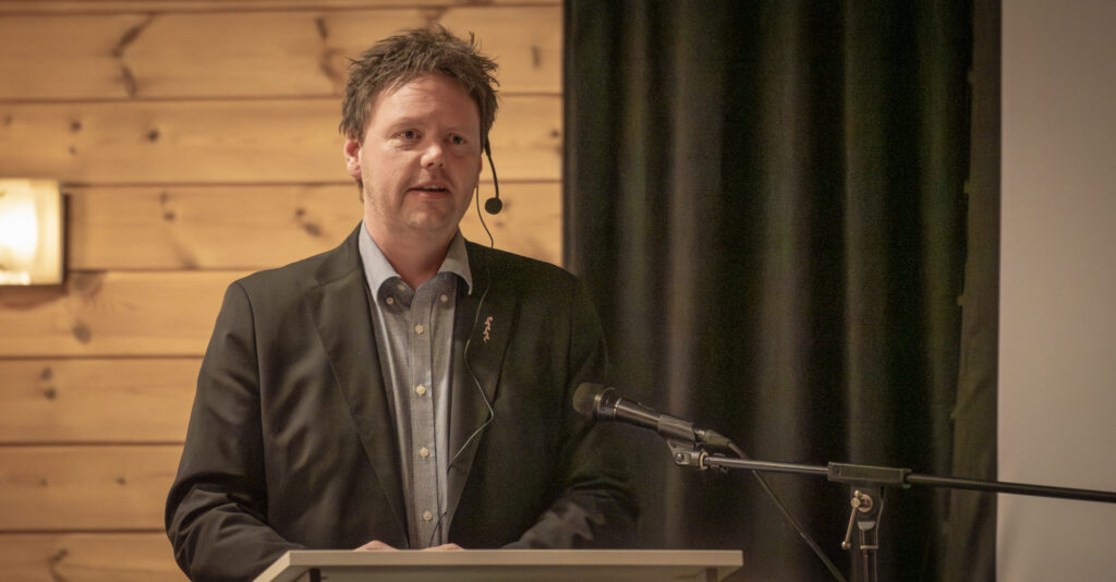 Jan Oddvar Rysstad gjorde sterkt inntryukk under Kulturkvelden til Evje og Hornnes sogelag 10. mars 2026. Foto.
