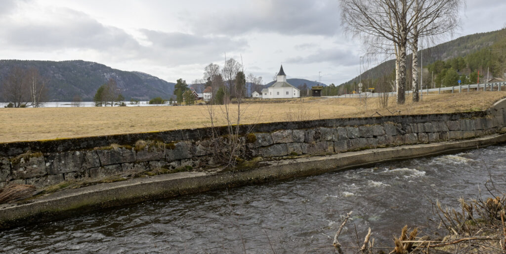 Den fint oppsette steinmuren. Foto av muren.
