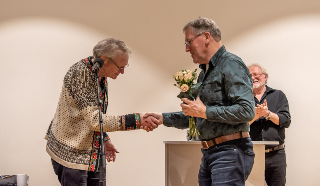Møteleiar Vidar Toreid takkar redaktør Leif Kvinlog for det eminente arbeidet han har utført med årsskriftet dei siste åra og som han lykkelegvis vil halde fram med også frametter. Foto.