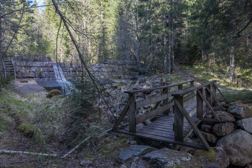 Dammen 6. mai 2025 med gangbru over elva i framgrunnen. Foto.