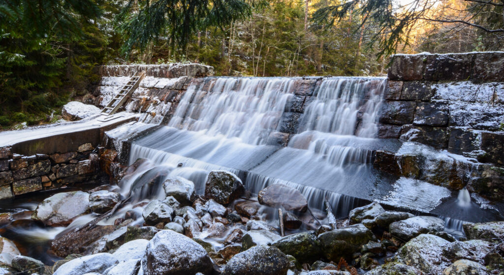 Dammen i Nordåna. Vinterfoto.