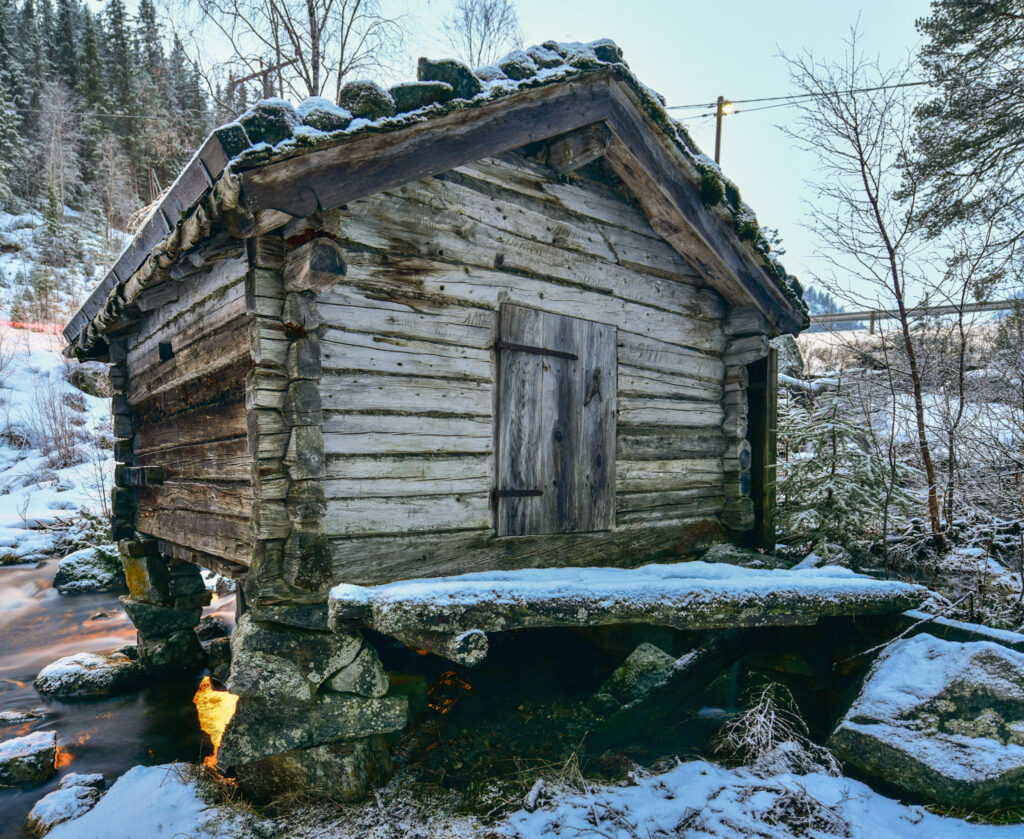 Kverna til Stigamo/Nordstog i vinterdrakt. Foto.