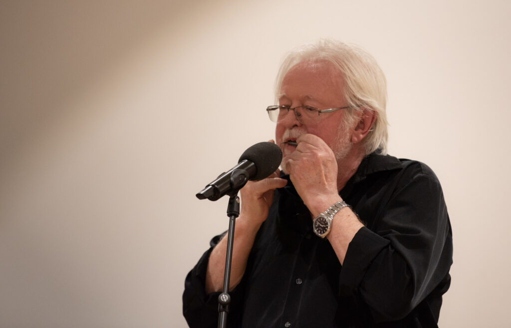 Vidar Frøysnes spiller på munnharpe. Foto.