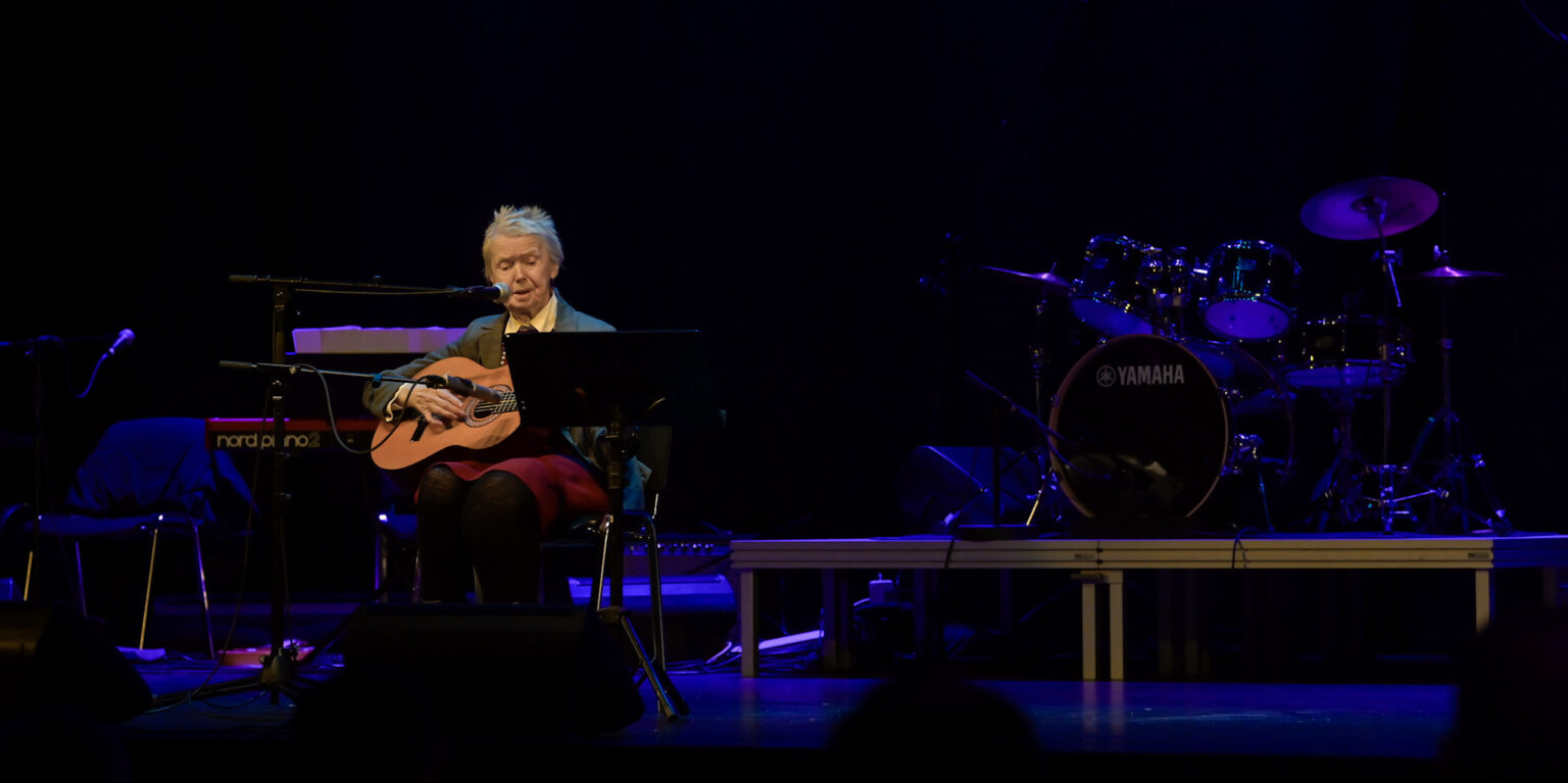 Birgit song O store Gud med stor innleving. Ho akkompagnerte seg sjølv på gitar. Foto.