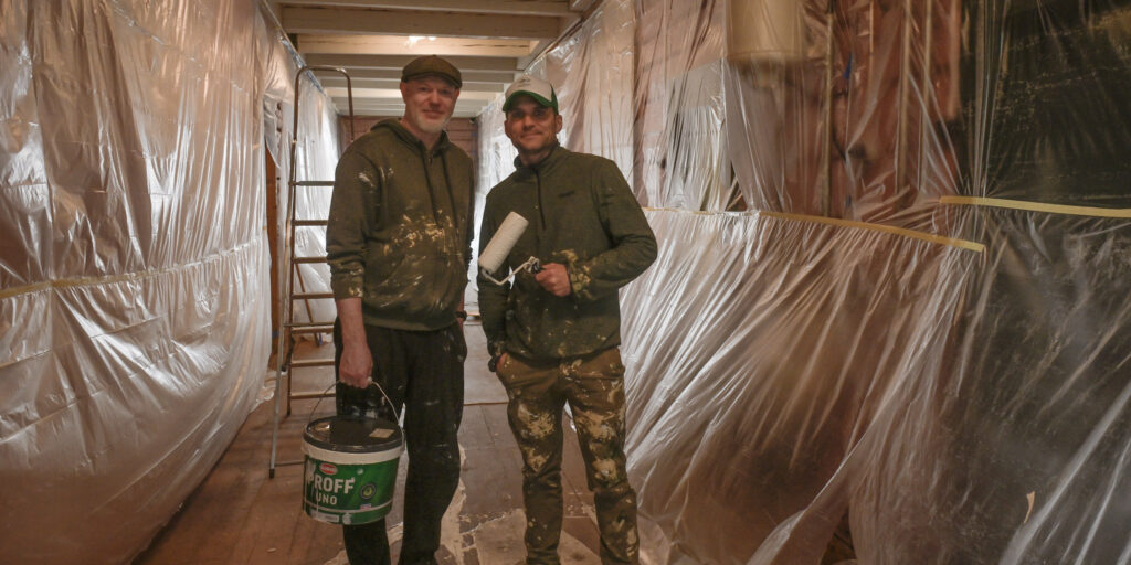 Geir Wick (t.v.) og Alexander Låstad med målarkostane i hjelpefengselet. Foto.