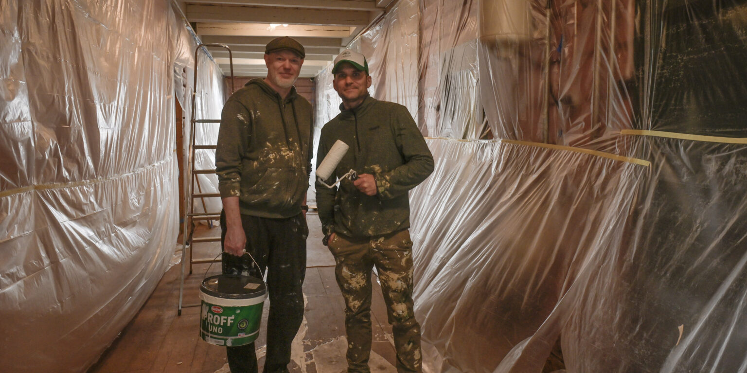 Geir Wick (t.v.) og Alexander Låstad med målarkostane i hjelpefengselet. Foto.