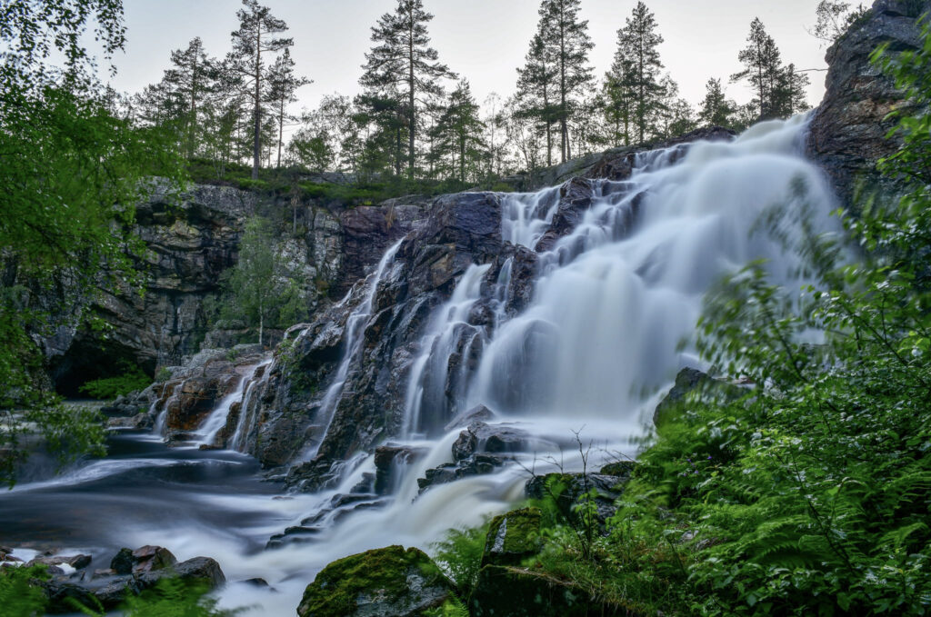 Håtveitfossen. Kvernhuset låg på austsida av fossen, til høgre på biletet her. Foto