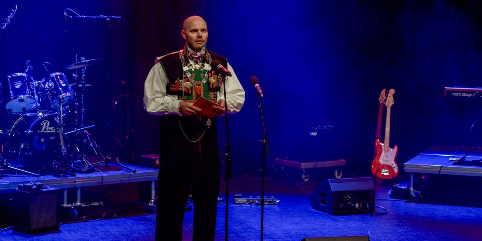Ordførar Lars Tarald Myrum under opningsfesten i Valle kultursenter. Foto: