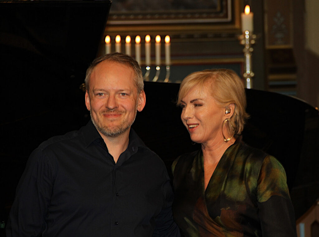 Espen Berg og Silje Nergaard i Evje kyrkje søndag 7. juni 2026. Foto: Øystein Moi