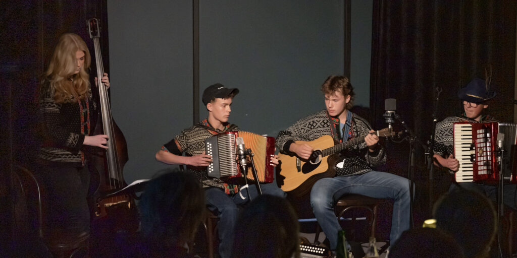 Setesdal Toraderlag på Dølen Kulturscene fredag 5. juni 2026. F.v. Ida Marie Frøysnes Emblemsvåg, Eivind Leander Dale, Endre Stulien Robstad og Jonas Kjetså Homme. Foto