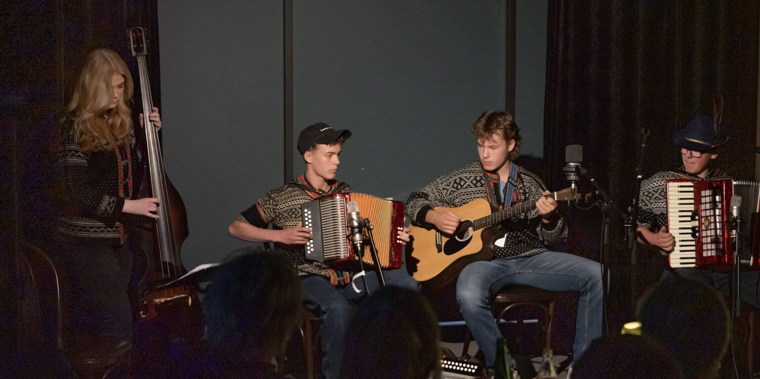 Setesdal Toraderlag på Dølen Kulturscene fredag 5. juni 2026. F.v. Ida Marie Frøysnes Emblemsvåg, Eivind Leander Dale, Endre Stulien Robstad og Jonas Kjetså Homme. Foto
