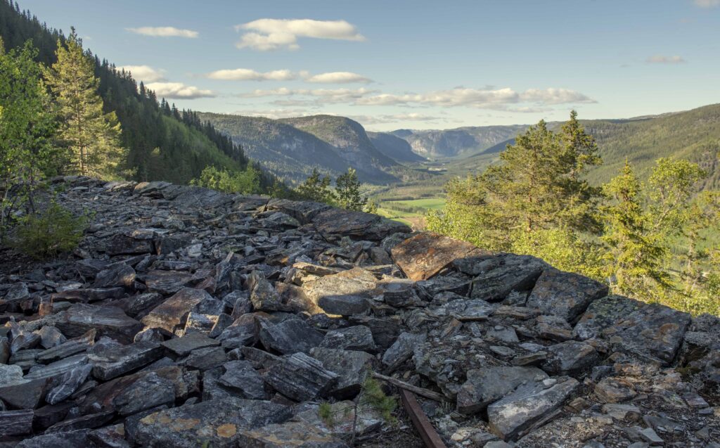 "Yttersvingen" på toppen av den svære steinmuren. Me ser nordover i Setesdal. Foto.