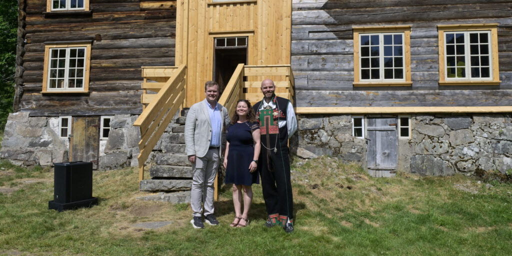 Ein sprudlande glad leiar for Setesdalsmuseet, Hind Helene Harira, kunne endeleg stolt syne fram våningshuset på Tveitetunet i all sin prakt for fylkesvaraordførar Rune André S. Frustøl og Valle-ordførar Lars Tarald Myrum. Foto.