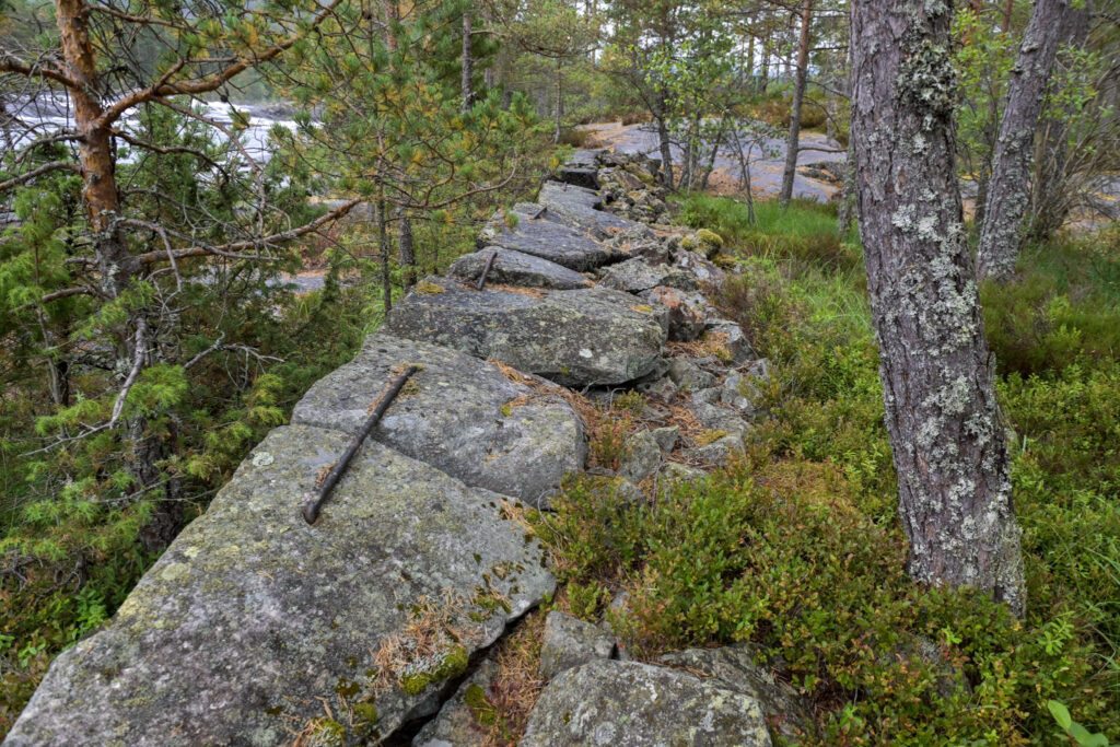 Den fjerde, nedste og minste av flotingsmurane ved fossen 28. juli 2026. Foto.