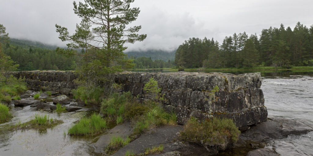 Den lange muren med ein liten bøyg på seg 28. juli 2026. Foto