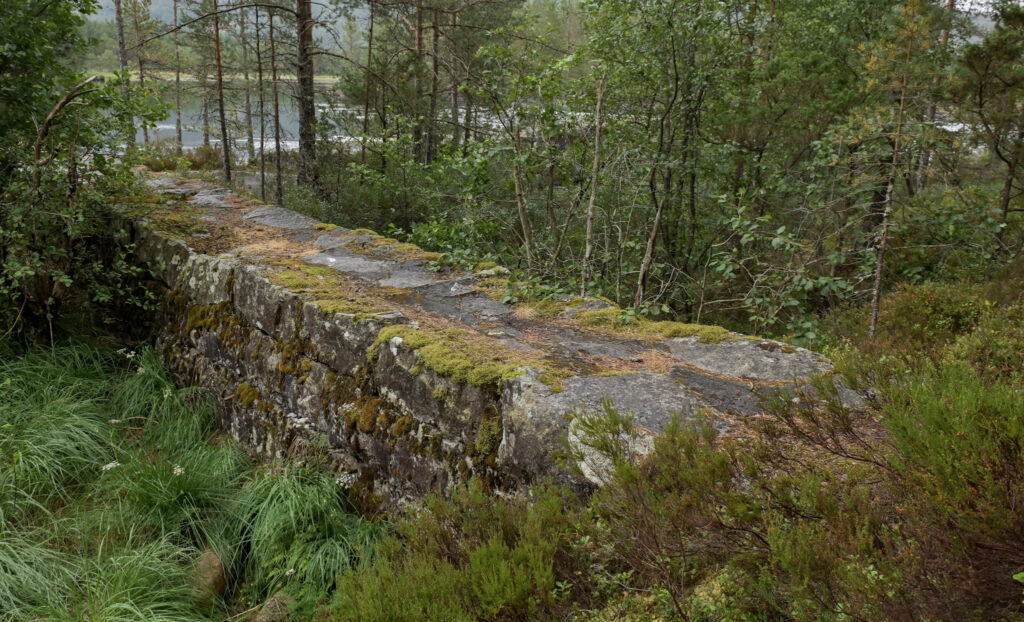 Den korte muren som står "på tvers" 28. juli 2026. Foto.