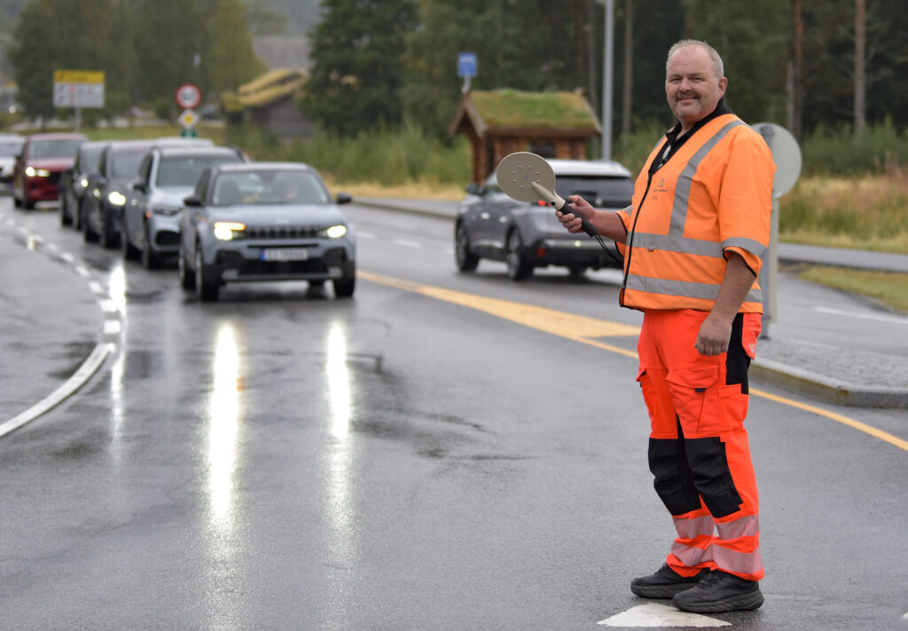 Torgeir Hodne styrer trafikken og sørger for tryggleiken medan Langeidsverdet blir avduka på Bygland 11. september 2026. Foto.