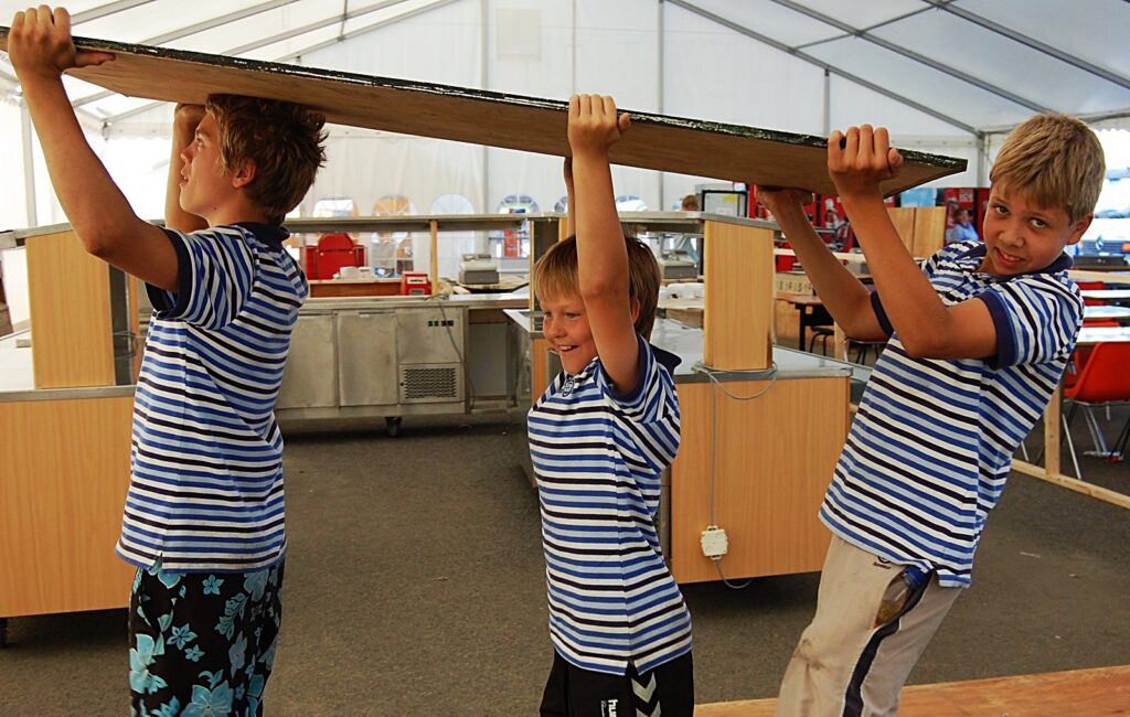 Tre unge gutar som løyser oppgåva saman på Landsskytterstevnet i 2009. Foto.