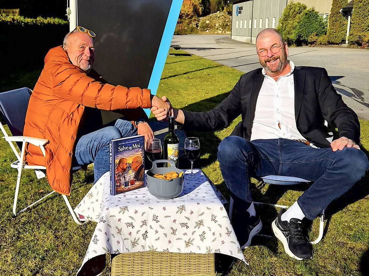 Svein Salve Lislevand og Øystein Moi gratulerer kvarandre med bokutgjeving. Foto.